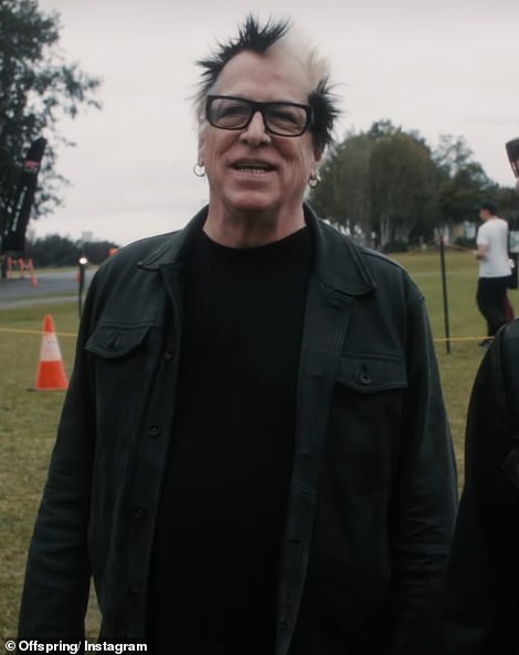 Dok je trčao preko cilja, Dexter je široko blistao i mahnuo rukama pobjedonosno u zraku dok je prihvaćao navijače svojih uzbuđenih kolega. Na slici: Gitarist potomstva Kevin Wasserman, zvani rezanci