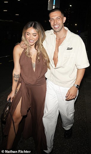 Awhina je stavila prilično otkrivajući zaslon, izlazeći u nisko izrezanoj čokoladno-smeđoj maxi haljini koju je nosila bezbroj