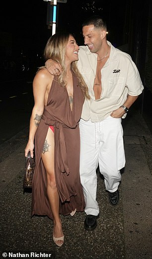 Awhina je stavila prilično otkrivajući zaslon, izlazeći u nisko izrezanoj čokoladno-smeđoj maxi haljini koju je nosila bezbroj