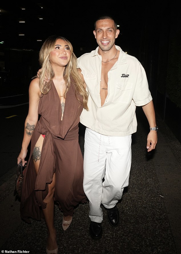 Posutni dekolte pokazao je obilno cijepanje reality zvijezde, dok je rascjep struka u haljini pokazao njezine tonirane igle