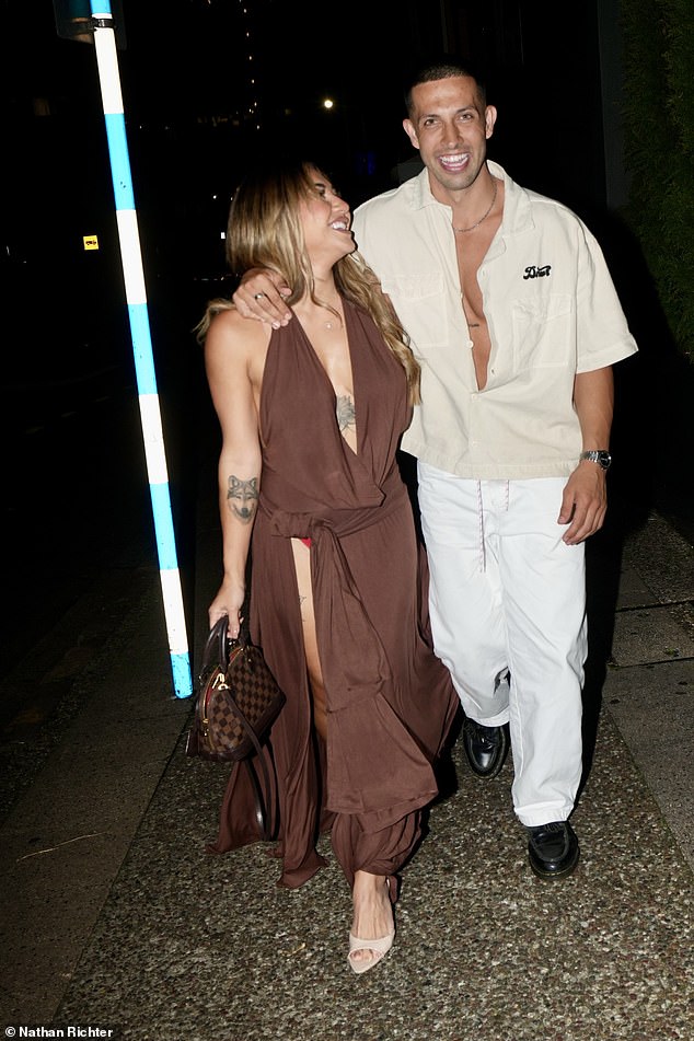 Par je izgledao zamućeno da je jedno drugome u društvu, blistajući dok su zajedno stigli u restoran, ruku u ruci