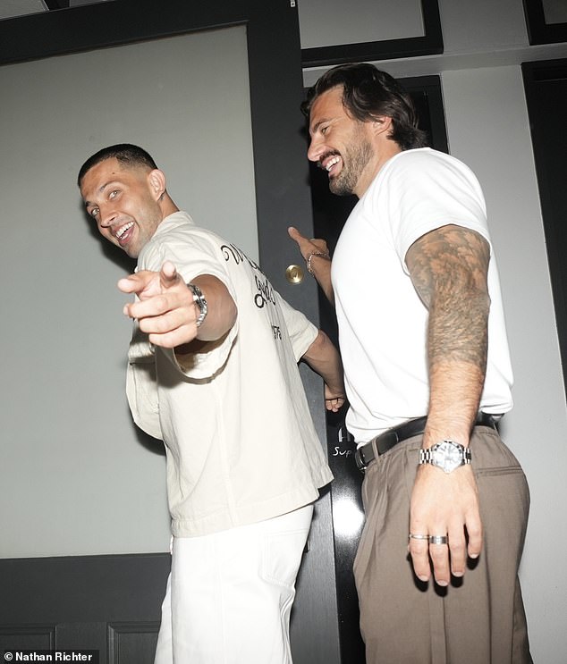 Dok su Eliot i Teejay možda stigli s Jamiejem i Ashinom, pojavili su se više zainteresirani za društvo jedni drugima dok su ušli u restoran