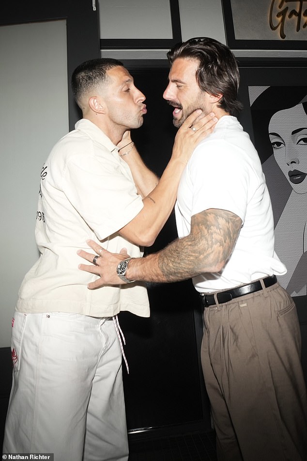 Teejay je viđen, usne su se ugasile, ulazeći u bezobrazan zamah dok je držao Eliota oko ramena, dok je Eliot igrao i zajedno