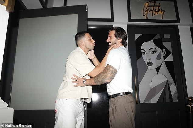 Mladoženja se nisu bojali zakucati za kameru, pokušavajući postavljati mlin za glasine koji se vrti nježnim interludom prije večere.