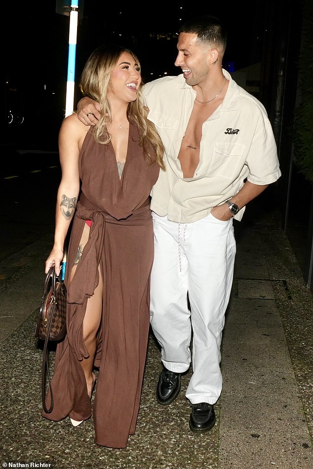 U onome što je izgledalo kao dvostruki sastanak, Jamie Marinos i Eliot Donovan viđeni su kako dolaze u Brisbane Eatery Tama s kolegama 2025 Castmates Awhina Rutene i Teejay Halkias (na slici)