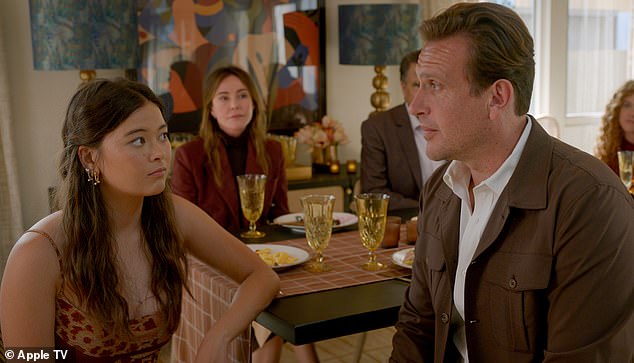 Smanjivanje slijedi udovica i ožalošćeni terapeut Jimmy (Jason Segel) koji počinje prekršiti pravila i kaže svojim klijentima upravo ono što misli. Na slici: Lukita Maxwell i Jason Segel