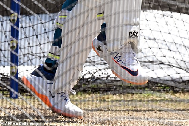 Usman je prkosio ICC naredbama da nosi simbol golubice na cipelama tijekom neto sesije usred testne serije protiv Pakistana