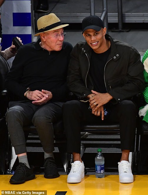 Medijski mogul i bivši plesač Go-Go-poznat i kao Donovan Michaels-nisu potpisali prednost kad su se vjenčali 2023. godine; Na slici 2023