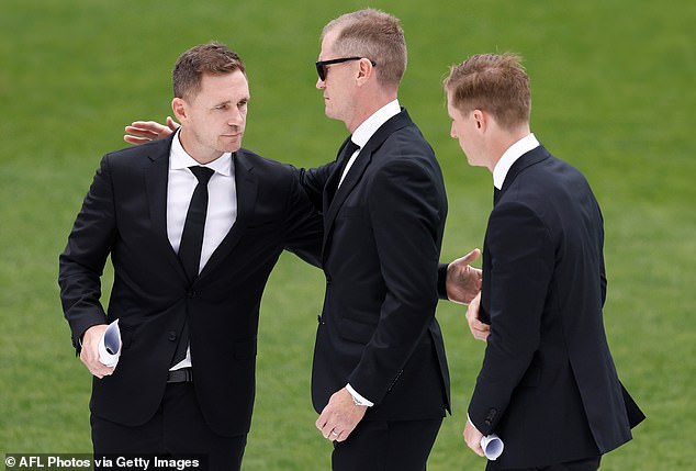 Joel Selwood, Adam Selwood (na slici, srednja) i Scott Selwood Embrace tijekom pogrebne službe Troy Selwood
