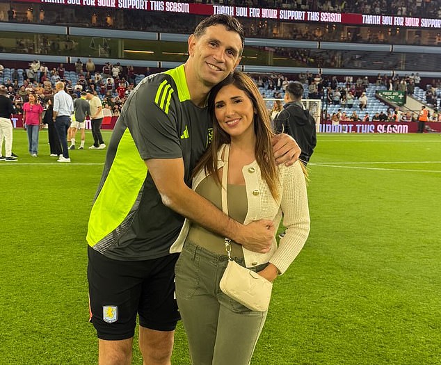 Martinez sa svojim partnerom Mandinha na terenu Villa Park nakon što je pobijedio Tottenham 2-0