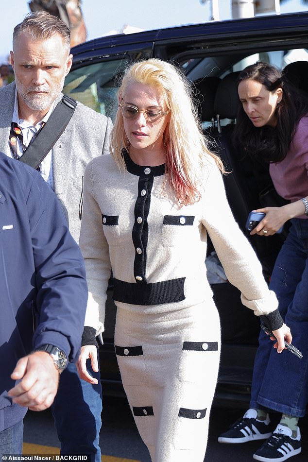 Kristen je za tu priliku nosila i odgovarajuću vrhnu mini suknju i dovršila odjeću s nekim otvorenim nožnim petama