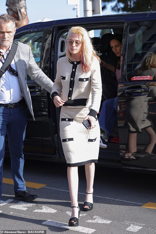 Za događaj, novo vjenčana glumica, 35, prikazala je svoj elegantni smisao za stil dok je nanijela krem ​​skakač s crnim oblogom i zlatnim gumbima