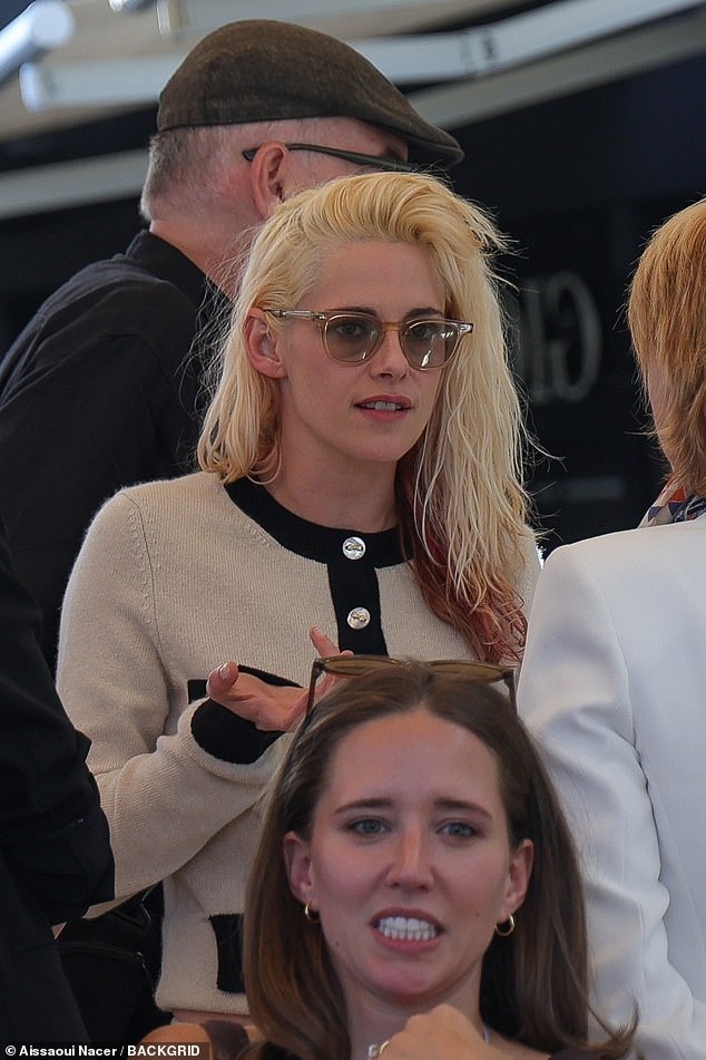 Bivša zvijezda sumraka dodatno je pristupila sunčanim naočalama obojene leće i pokazala svoju ljepotu koja je prkosila dobi uz minimalnu šminku.