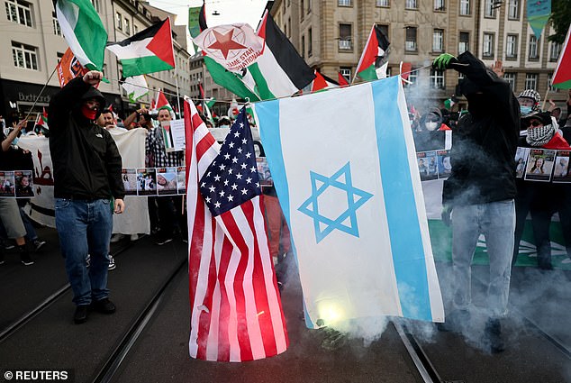 U jednom od najpoznatijih natječaja za pjesmu o Euroviziji, Austrija je zaletjela na pobjedu, dok je Izrael - čiji je nastup ometao prosvjede - zauzeo drugo mjesto