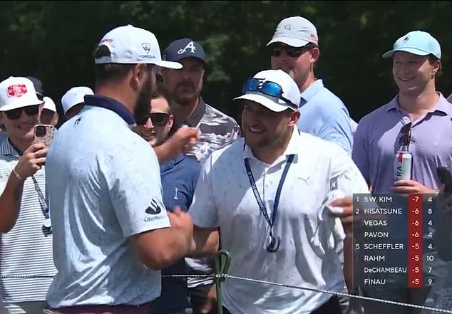 Liv Golf zvijezda Jon Rahm ispričao se potpisujući rukavicu i darivši je navijaču u subotu