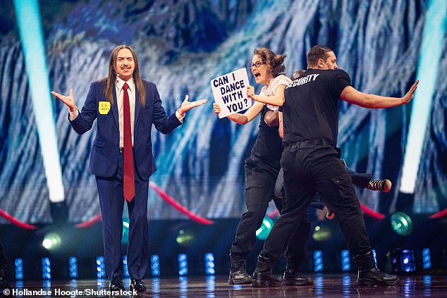 Prije subotnje večeri emisije Gian Marco Centinaio, potpredsjednik talijanskog senata, osudio je pjesmu