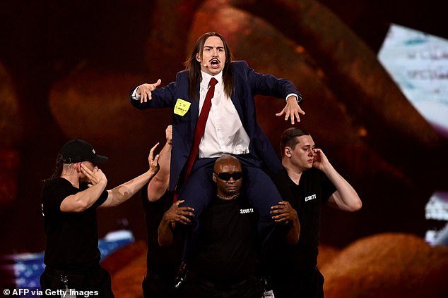 Mnogi Talijani kritizirali su to zbog trajnog uvredljivih stereotipa o svojoj kulturi - uključujući one o kavi, mafiji i pušenju