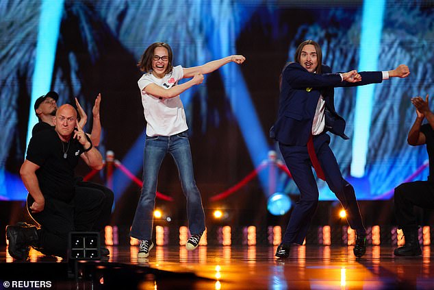 Pjesma, izvedena u mješavini engleskog i podsmješnog talijanskog, uključuje tekstove poput 'Ciao Bella, ja sam Tomaso, ovisna o duhanu. Mi poput mi kava vrlo važna, 'i' mi novac numeroso, radim oko sagle. Zato se znojim poput mafije '