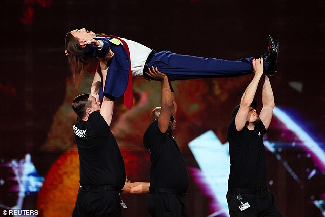 Unatoč povratku, Tommy Cash branio je svoju pjesmu i napomenuo da su mu mnogi Talijani prišli pozitivno