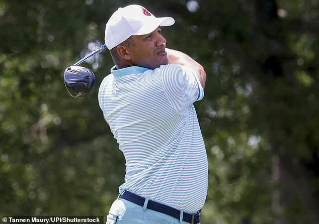 Njegov je majica pucao u 15. pronašao vodu prije nego što je propustio svoj par putt na 18. rupi
