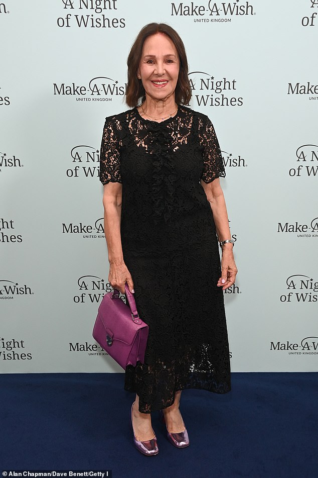 Dame Arlene Phillips izgledala je prekrasno u čipkastom broju, na koji je dodala neke metalne potpetice i torbu za torbu za pop boje