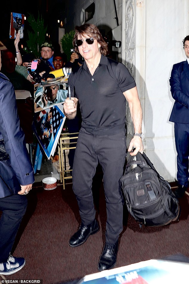 Dok je izašao, ogromna, obožavajući gomilu obožavatelja imala je ogromne osmijehe na licu na viđenju, a zauzvrat je i zabio veseli osmijeh