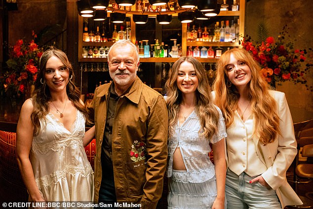 Prikaži komentator Graham Norton prethodno je iskušao sudbinu hrabro tvrdeći da je grupa 