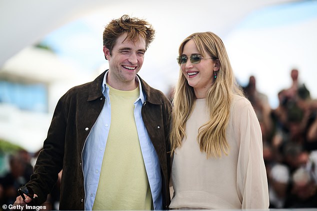 U filmu, Jennifer glumi Grace, novu majku čije se mentalno zdravlje počinje pogoršati dok se njezin brak raspada, Robert Pattinson (na slici) glumi kao njezin suprug Jackson