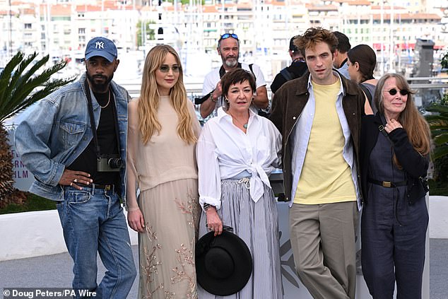 Dvije zvijezde pridružili su se članovi glumaca Lakeith Stanfield, Sissy Spacek, kao i redateljica Lynne Ramsay