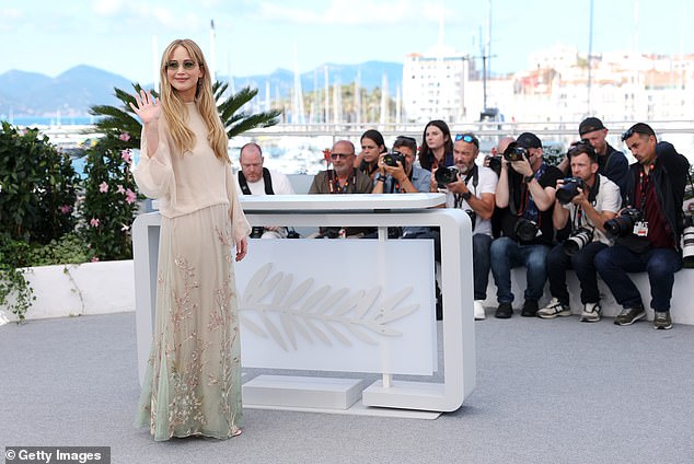 Jennifer je pokazala svoj elegantan osjećaj za stil dok je pozirala za snimke na fotocall -u kako bi promovirala film