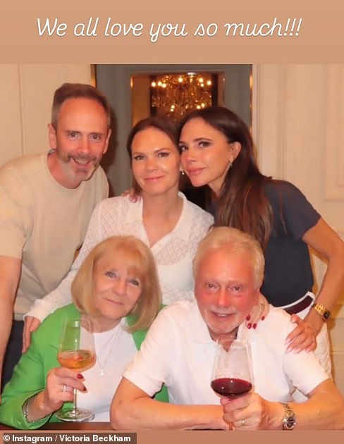 Još jedan snimak pokazao je Victoria kako pozira sa svojim bratom Christianom i sestrom Louise, kao i njihovom majkom Jackie tijekom obiteljske večere