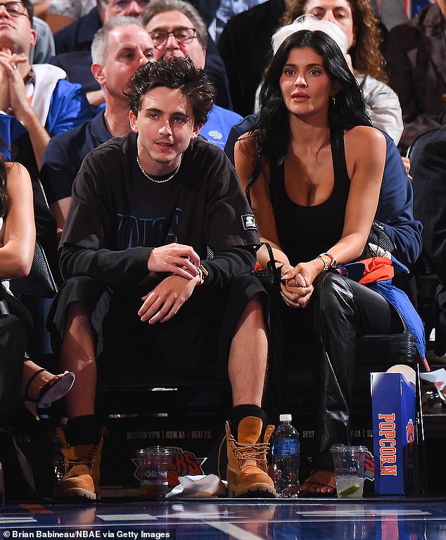 Kylie i Timothée - čiji je zajednički prijatelj dizajner Haider Ackermann - upoznali se još od 2019. godine na Nobu Malibu, ali nisu započeli s datiranjem tek u travnju 2023. (na slici prošlog ponedjeljka)