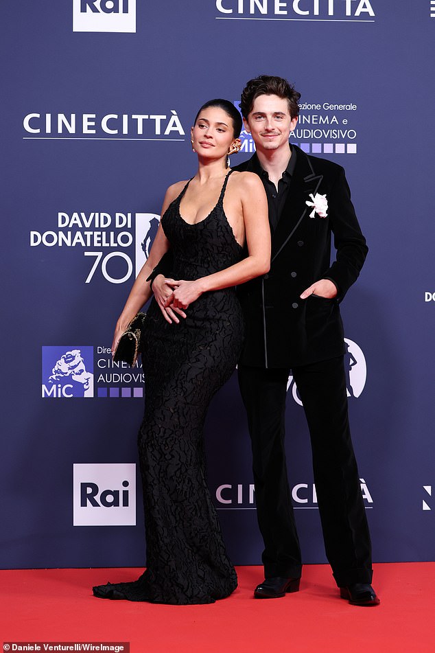 Calabasas Socialite to je učinio, dok je svoj službeni par crvenog tepiha debitovao s 29-godišnjom filmskom zvijezdom (R) na 70. godišnjoj nagradi David Di Donatello