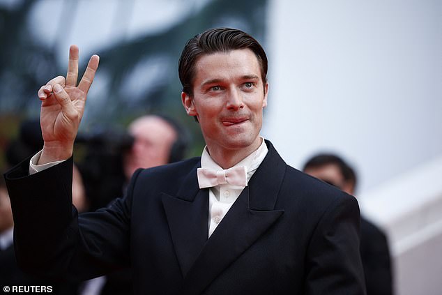 Zvijezda bijelog lotusa Patrick Schwarzenegger pozira na crvenom tepihu tijekom dolaska