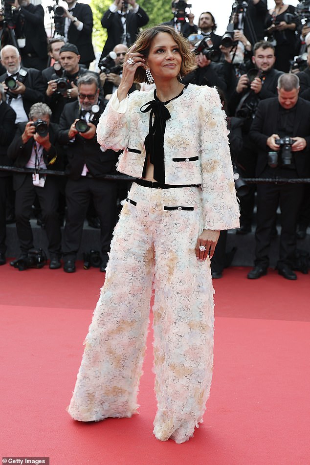 Pristupila je izjavi srebrni nakit