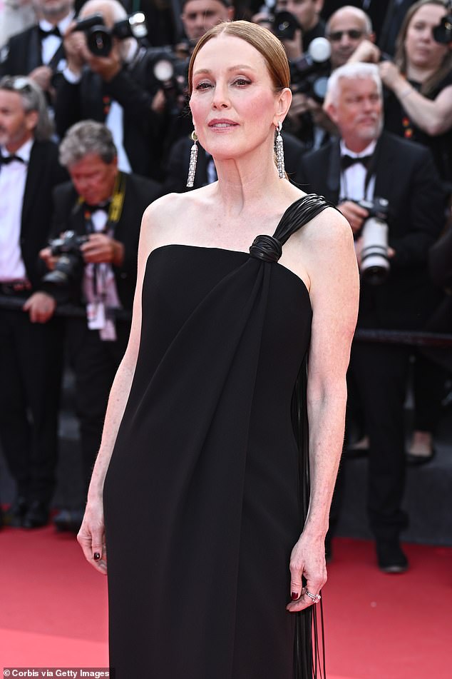 Izgledala je sofisticirano kao i uvijek u crnoj haljini s jednim ramenom