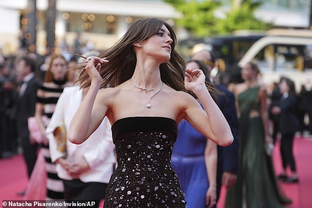 Postavila je oluju za kamere dok je stigla dolazak na crveni tepih