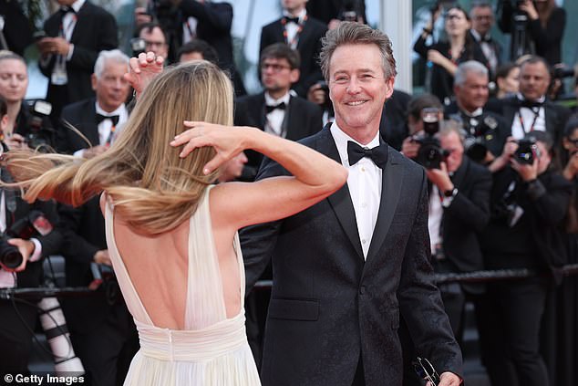 Shauna, koja se udala za Edwarda 2012. godine, odlučila se za krem ​​haljinu s osjetljivim cvjetnim printom koji okružuje suknju