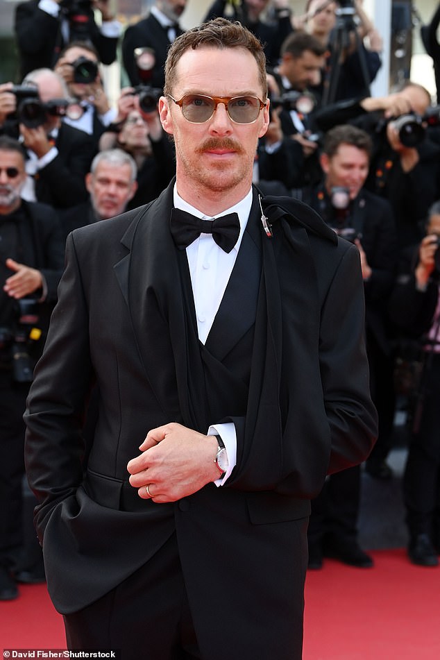 Benedict Cumberbatch imao je praćku na ruci dok je izgledao dapper na crvenom tepihu