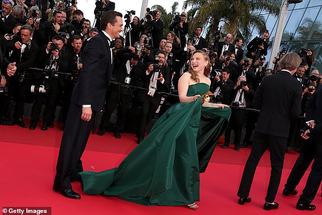 Mia Stars sestra Liesl, a ona se pridružuje Michaelu Cera, Riz Ahmed, Tom Hanks, Bryan Cranston, Richard Ayoade, Jeffrey Wright, Scarlett Johansson, Benedict Cumberbatch, prijatelj Rupert i Bill Murray