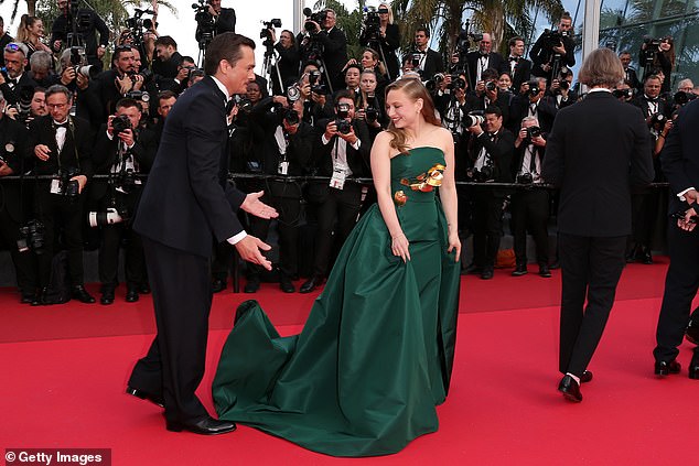 Mia je izgledala prekrasno u svojoj zelenoj haljini dok joj je prijatelj Rupert pomogao u suknji