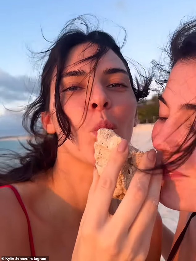 Pridružila se Jenner na britanskom inozemnom teritoriju bila je njezina velika sestra Kendall Jenner (l), kao i njezina glamska sastava