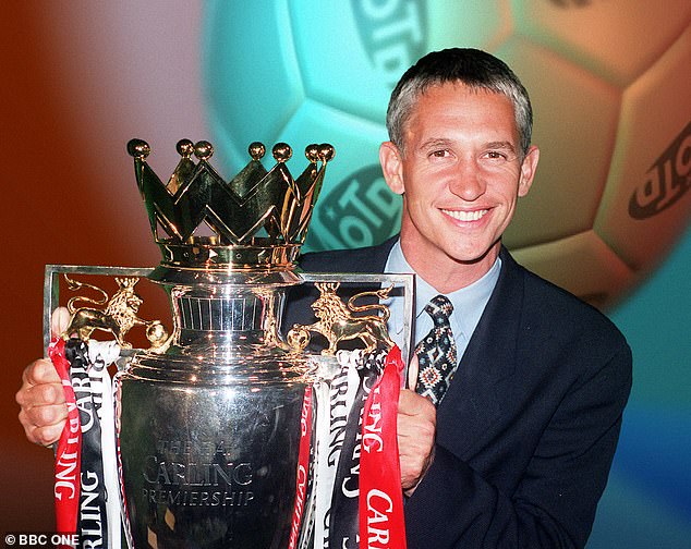Lineker pozira s trofejem Premier League, neposredno prije nego što je započeo svoj boravak kao voditelj Match of the Day 1999