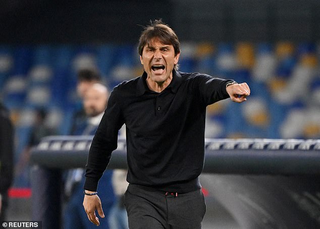U međuvremenu, njegovom trenerskom suparniku Antonio Conte također je prikazan crveni karton u Napolijevom izvlačenju protiv Parme