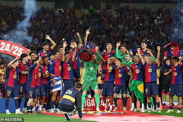 Kapetan Barcelone Marc-Andre Ter Stegen podigao je trofej nakon nedjeljnog sukoba s Villarrealom