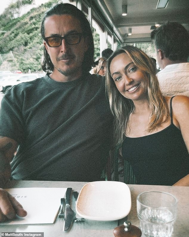 Drugi im prikazuje kako ručaju u slikovitom restoranu, blistajući dok uživaju u opuštenom Božiću zajedno u Mattovom rodnom gradu Tamborine Mountain, Queensland