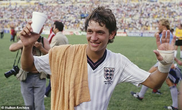 Lineker je debitovao u Engleskoj 1984. godine, zarađujući 80 internacionalnih kapica i postigavši ​​48 golova tijekom osmogodišnje međunarodne karijere. Na slici: Lineker nakon što je postigao hat -trick protiv Meksika u finalu Svjetskog kupa 1986.