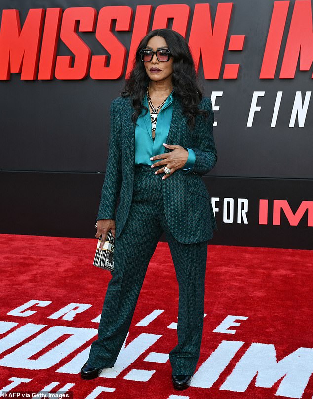 Angela Bassett izgledala je kao ikona u svom odijelu