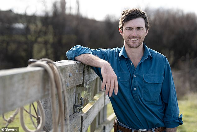Farmer Jack Rowlandson uhvaćen je kako se druži s nekim izvan showa, ubrzo nakon snimanja zamotanih, što je natjeralo rukovoditelje da u potpunosti sjekiraju njegove scene
