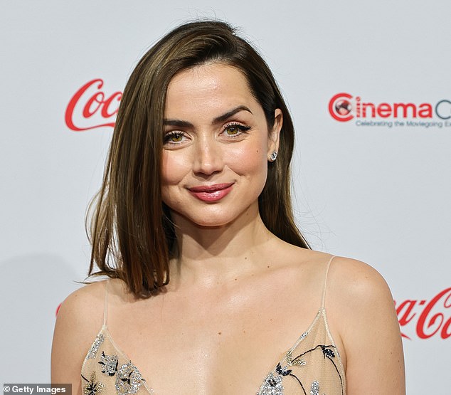 Krstarenje je glumica Ana de Armas, koja je u ime novog filma bila odsutno odsutna tijekom svoje promotivne kampanje vrtlog